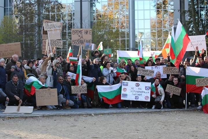 Bulgaristan ve Brüksel'de Bulgaristan'lılar 'hükümet istifa' sesleri ile hayat pahalılığını protesto ettiler.