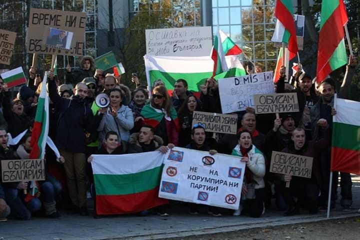 Bulgaristan ve Brüksel'de Bulgaristan'lılar 'hükümet istifa' sesleri ile hayat pahalılığını protesto ettiler.
