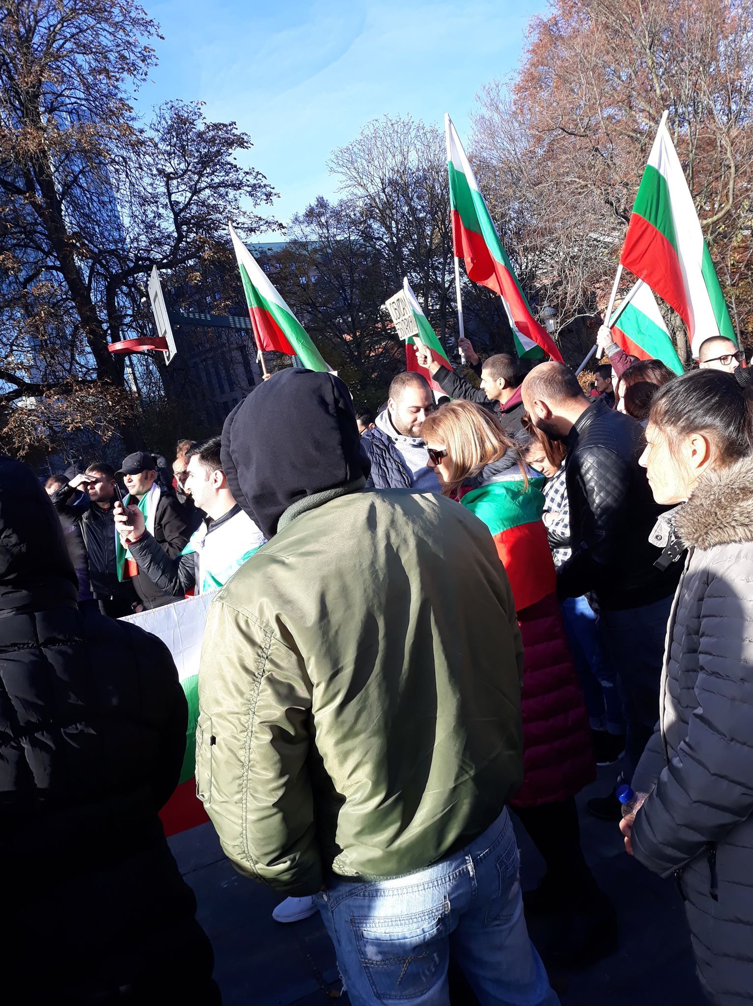 Bulgaristan ve Brüksel'de Bulgaristan'lılar 'hükümet istifa' sesleri ile hayat pahalılığını protesto ettiler.