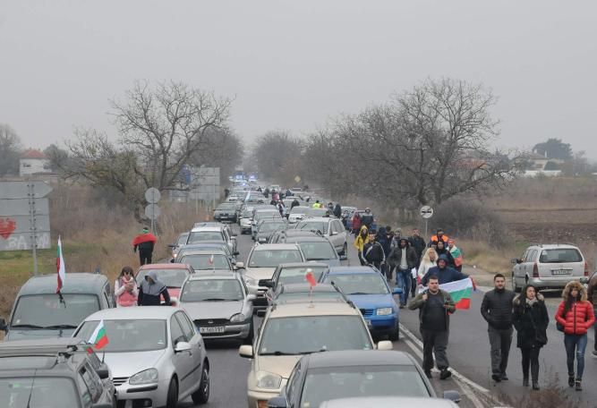 Bulgaristan ve Brüksel'de Bulgaristan'lılar 'hükümet istifa' sesleri ile hayat pahalılığını protesto ettiler.