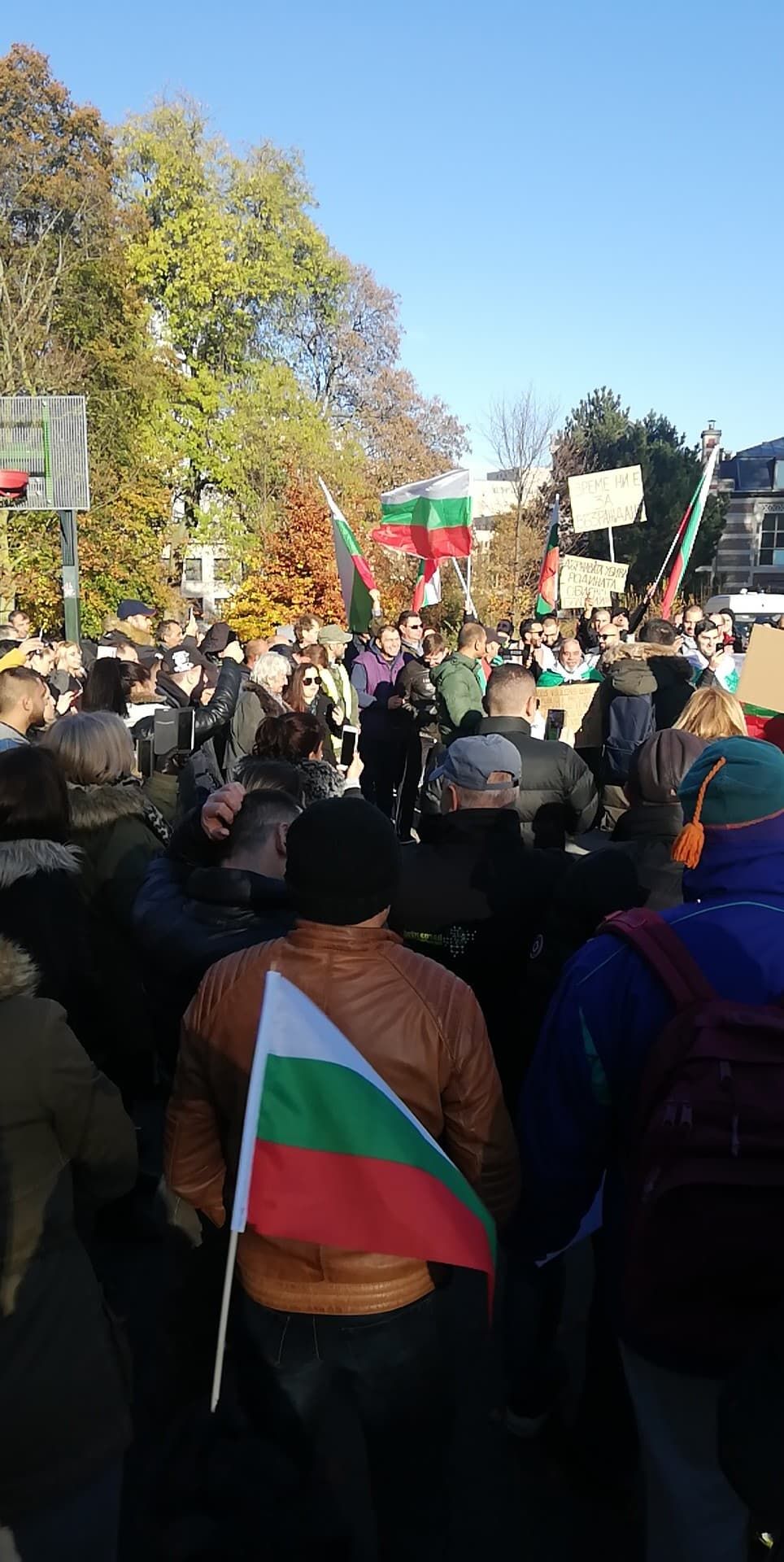 Bulgaristan ve Brüksel'de Bulgaristan'lılar 'hükümet istifa' sesleri ile hayat pahalılığını protesto ettiler.