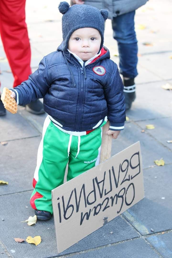 Bulgaristan ve Brüksel'de Bulgaristan'lılar 'hükümet istifa' sesleri ile hayat pahalılığını protesto ettiler.