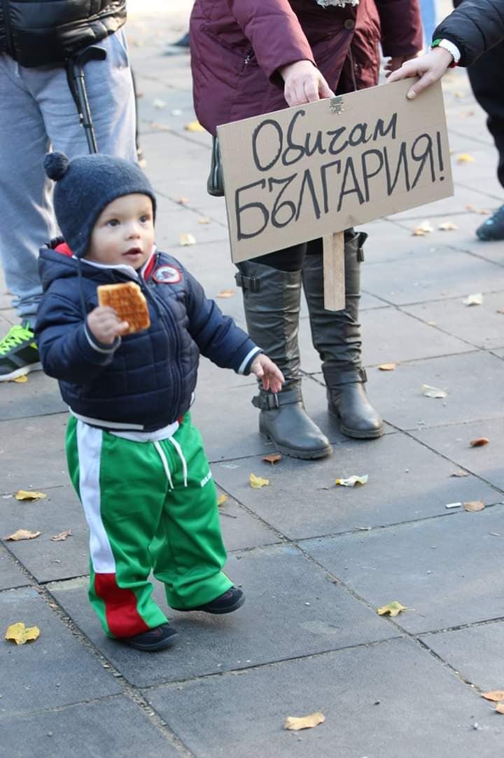 Bulgaristan ve Brüksel'de Bulgaristan'lılar 'hükümet istifa' sesleri ile hayat pahalılığını protesto ettiler.