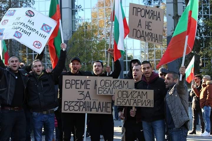 Bulgaristan ve Brüksel'de Bulgaristan'lılar 'hükümet istifa' sesleri ile hayat pahalılığını protesto ettiler.
