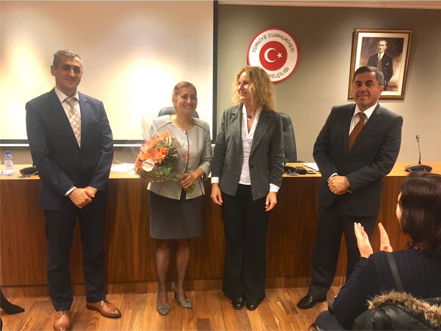 BELÇİKA TÜRK KADINLAR DERNEĞİ, BRÜKSEL BAŞKONSOLOSUNU ZİYARET EDİP, BİLGİLENDİRME TOPLANTISINA KATILDILAR