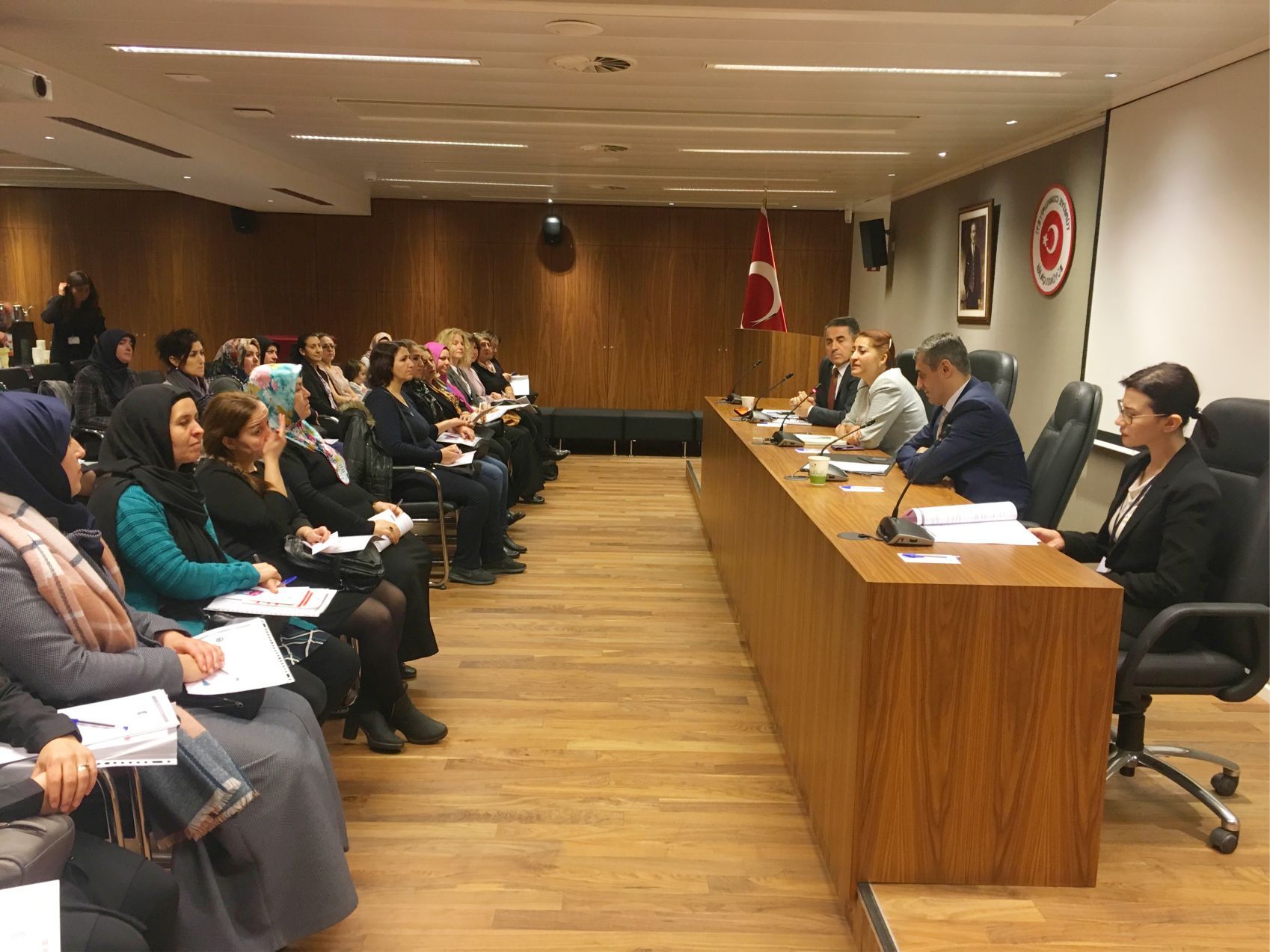 BELÇİKA TÜRK KADINLAR DERNEĞİ, BRÜKSEL BAŞKONSOLOSUNU ZİYARET EDİP, BİLGİLENDİRME TOPLANTISINA KATILDILAR