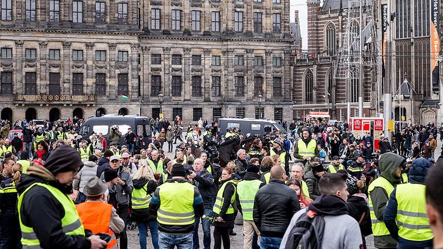 Hollanda'da 'sarı yelekliler' protestosu