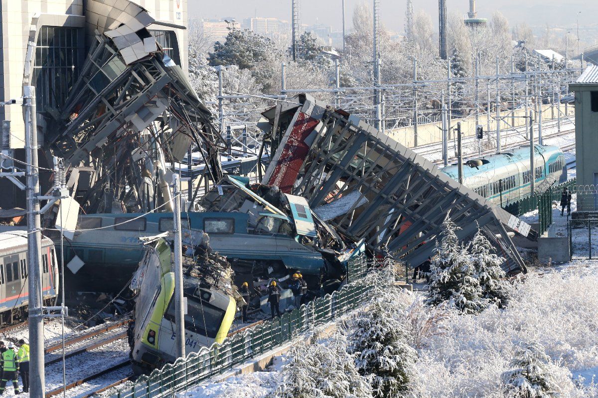 Ankara’da Yüksek Hızlı Tren kılavuz trenle çarpıştı! 9 kişi hayatını kaybetti, 47 yaralı var