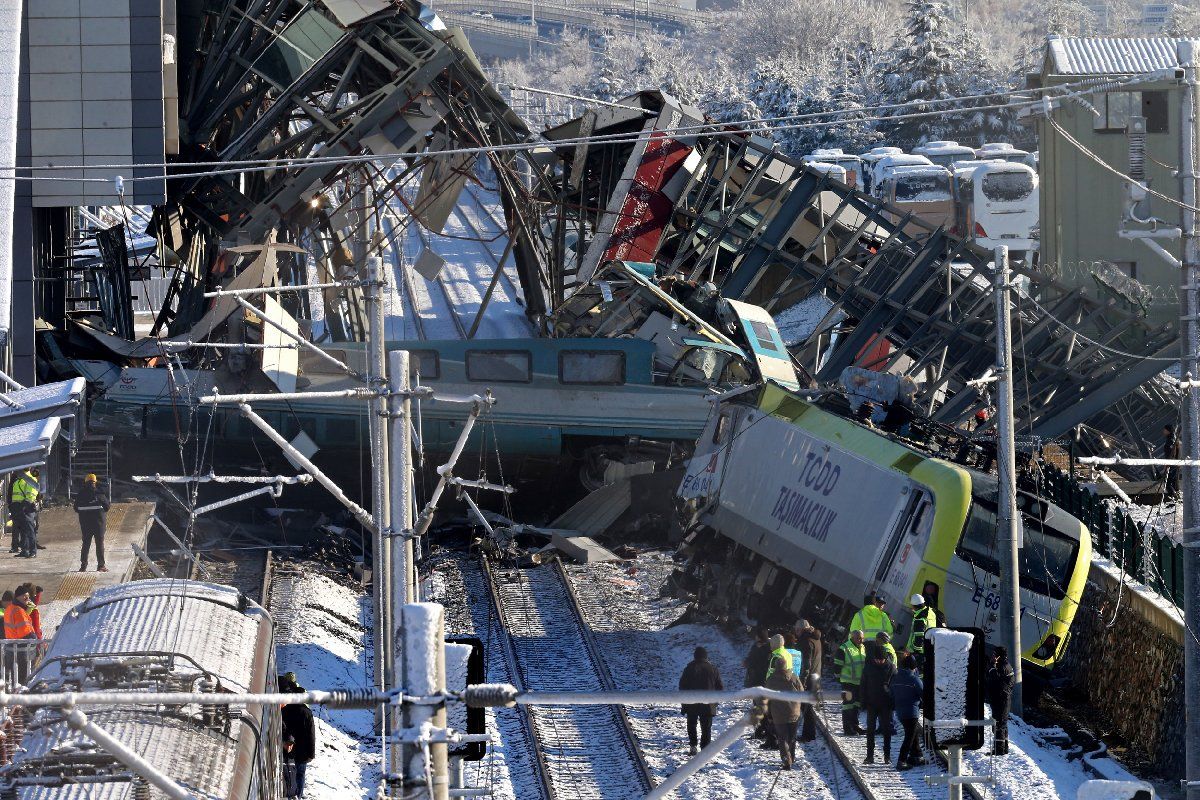 Ankara’da Yüksek Hızlı Tren kılavuz trenle çarpıştı! 9 kişi hayatını kaybetti, 47 yaralı var