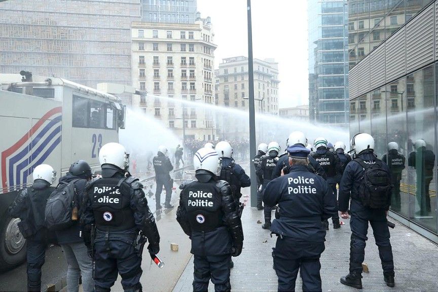 Brüksel'de 'göç sözleşmesi' protestolarına polis müdahalesi