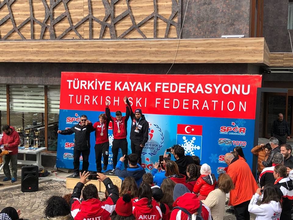 ~~AKUT Spor Kulübü Kar Sporları Branşı sporcularımız sezonu madalyalarla açtılar.