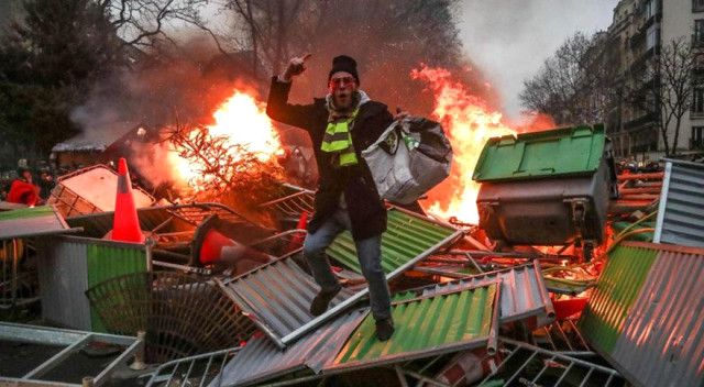 Fransa'da Sarı Yelekliler Sekizinci Kez Sokaklarda