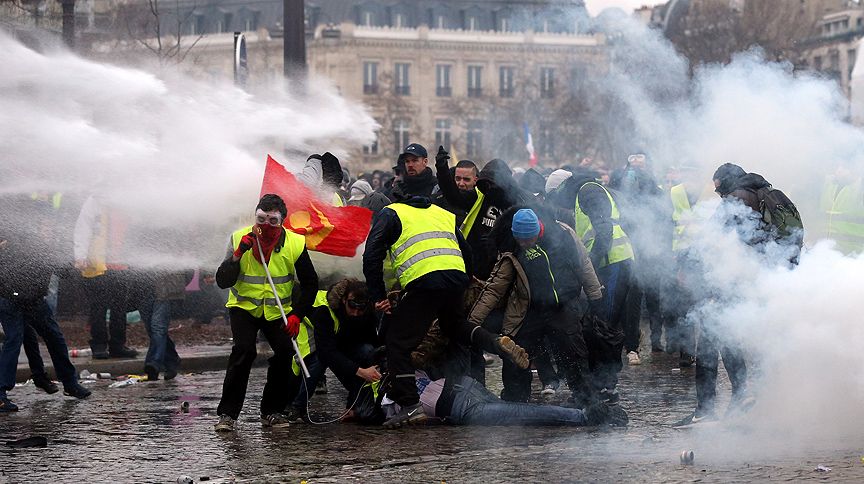 Paris'te sarı yeleklilere müdahale