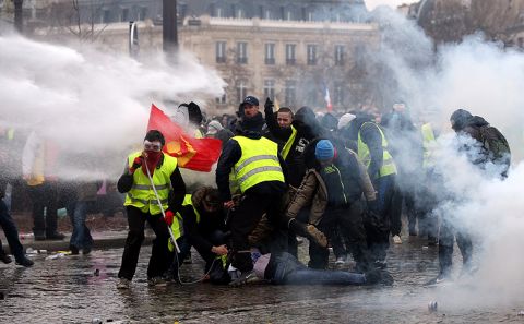 Paris'te sarı yeleklilere müdahale