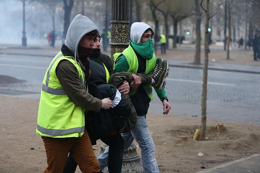 Paris'te sarı yeleklilere müdahale