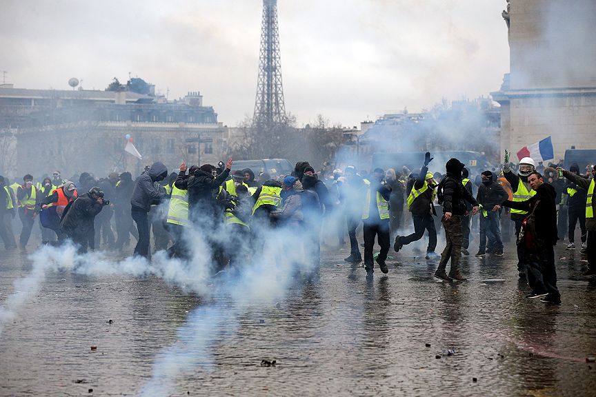 Paris'te sarı yeleklilere müdahale