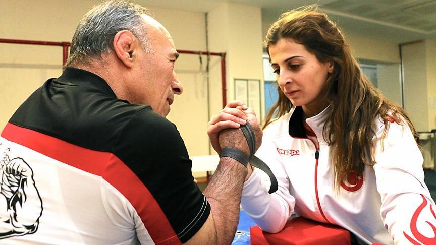 Bilek güreşinde dünya ve Avrupa'nın zirvesinde