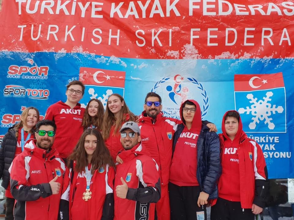 ~~AKUT Sporcuları, Snowboard Alpine Yarışmalarıâ€™nda 16 Madalya Aldı