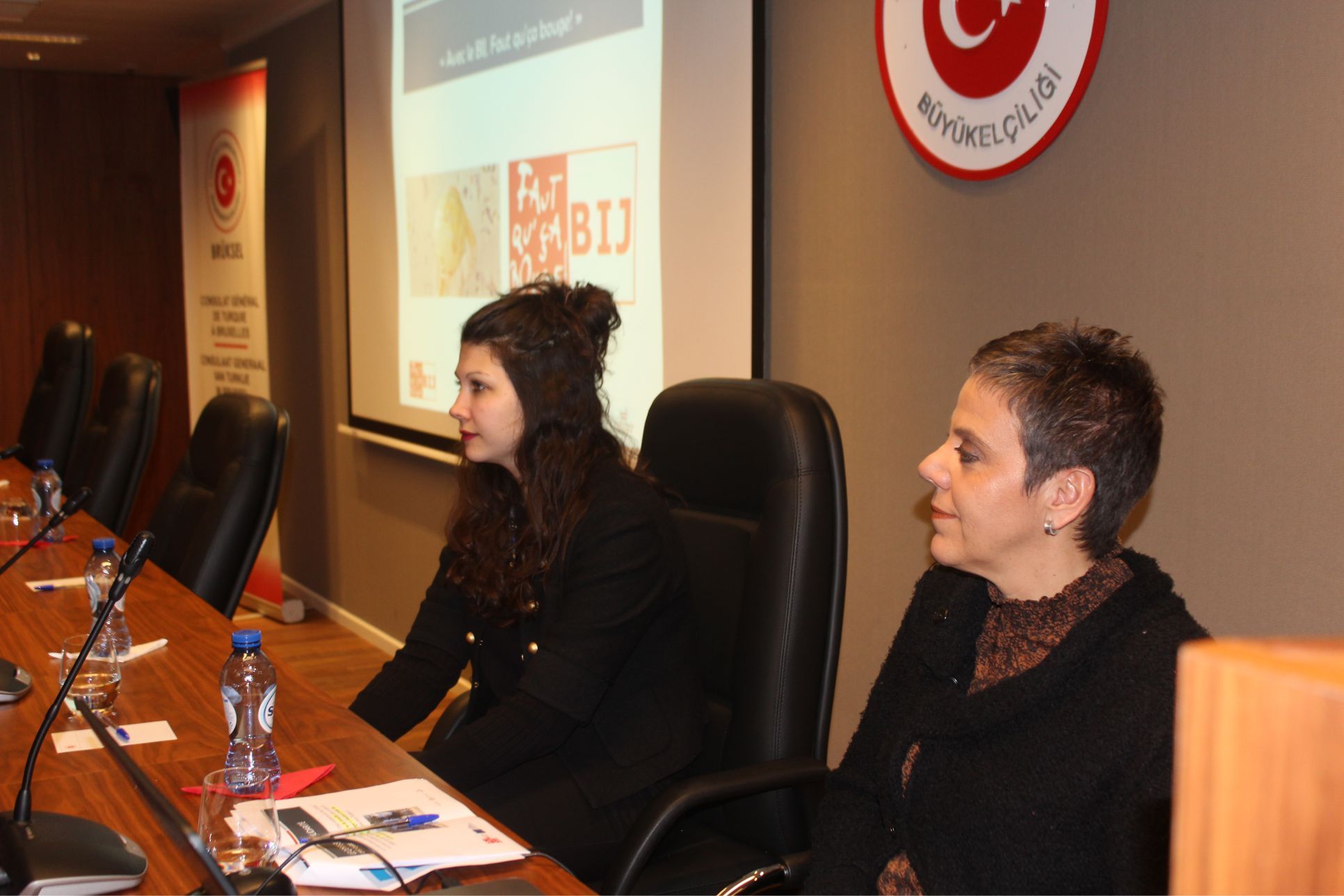 ÜNİVERSİTELİ GENÇLER AVRUPA BİRLİĞİâ€™NDEKİ EĞİTİM, STAJ VE İŞ KONUSUNDA BİLGİLENDİRİLDİ.
