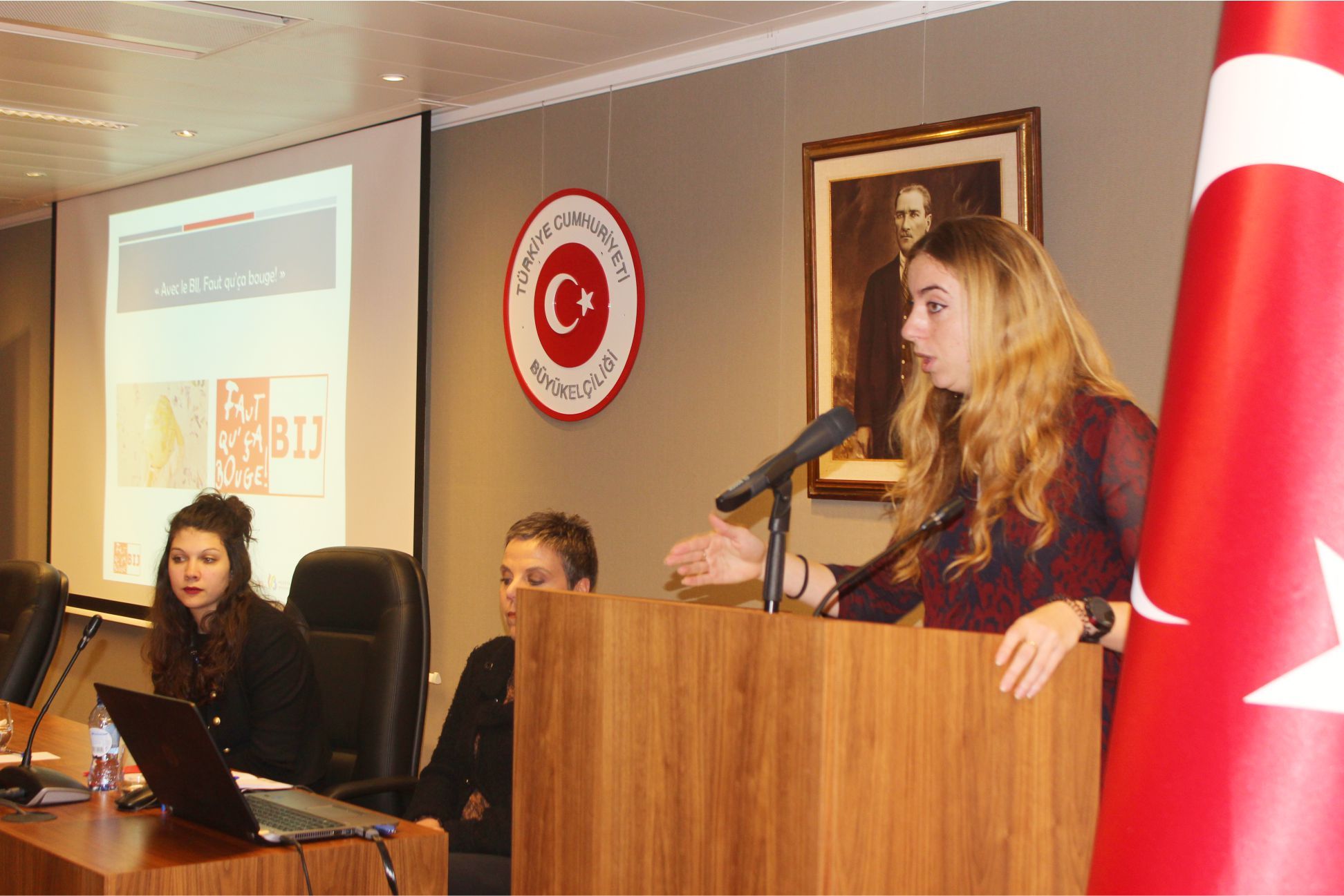 ÜNİVERSİTELİ GENÇLER AVRUPA BİRLİĞİâ€™NDEKİ EĞİTİM, STAJ VE İŞ KONUSUNDA BİLGİLENDİRİLDİ.