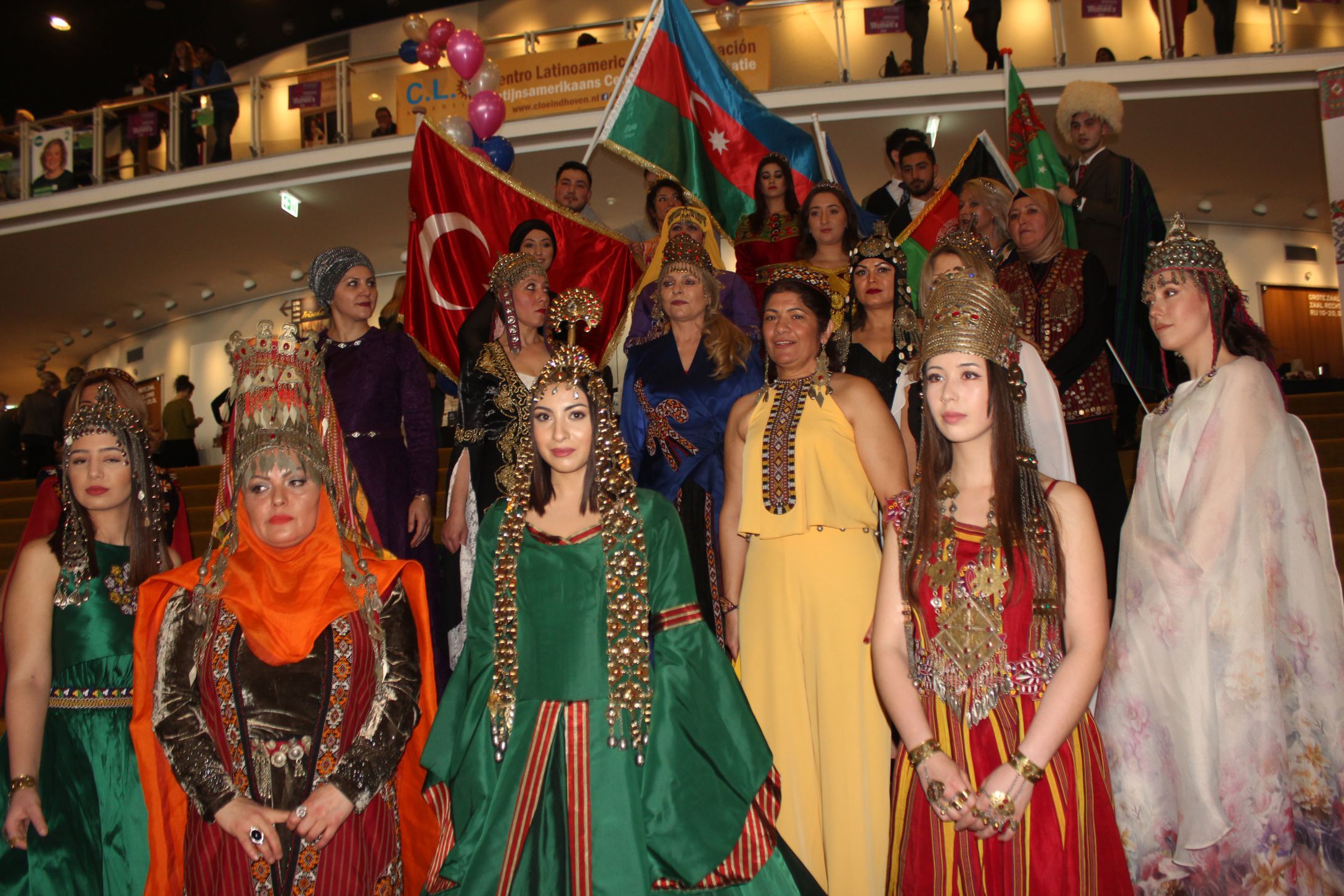 ULUSLARARASI KADINLAR GÜNÜ DEFİLESİNE â€˜MENGLİ SECRETSâ€™ DAMGA VURDU 