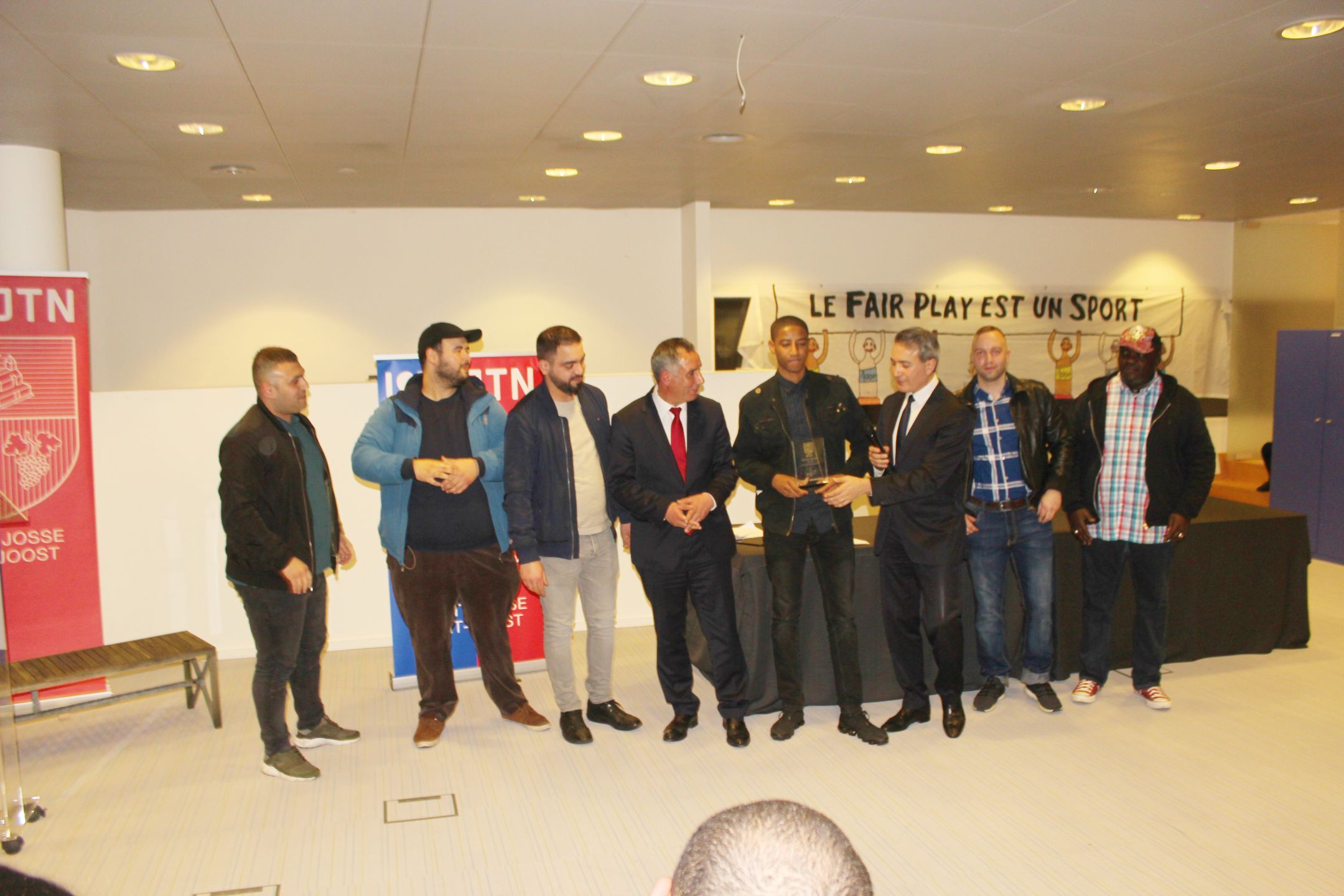 BAŞKAN KIR, BAŞARILI SPORCULARI ÖDÜLLENDİRDİ