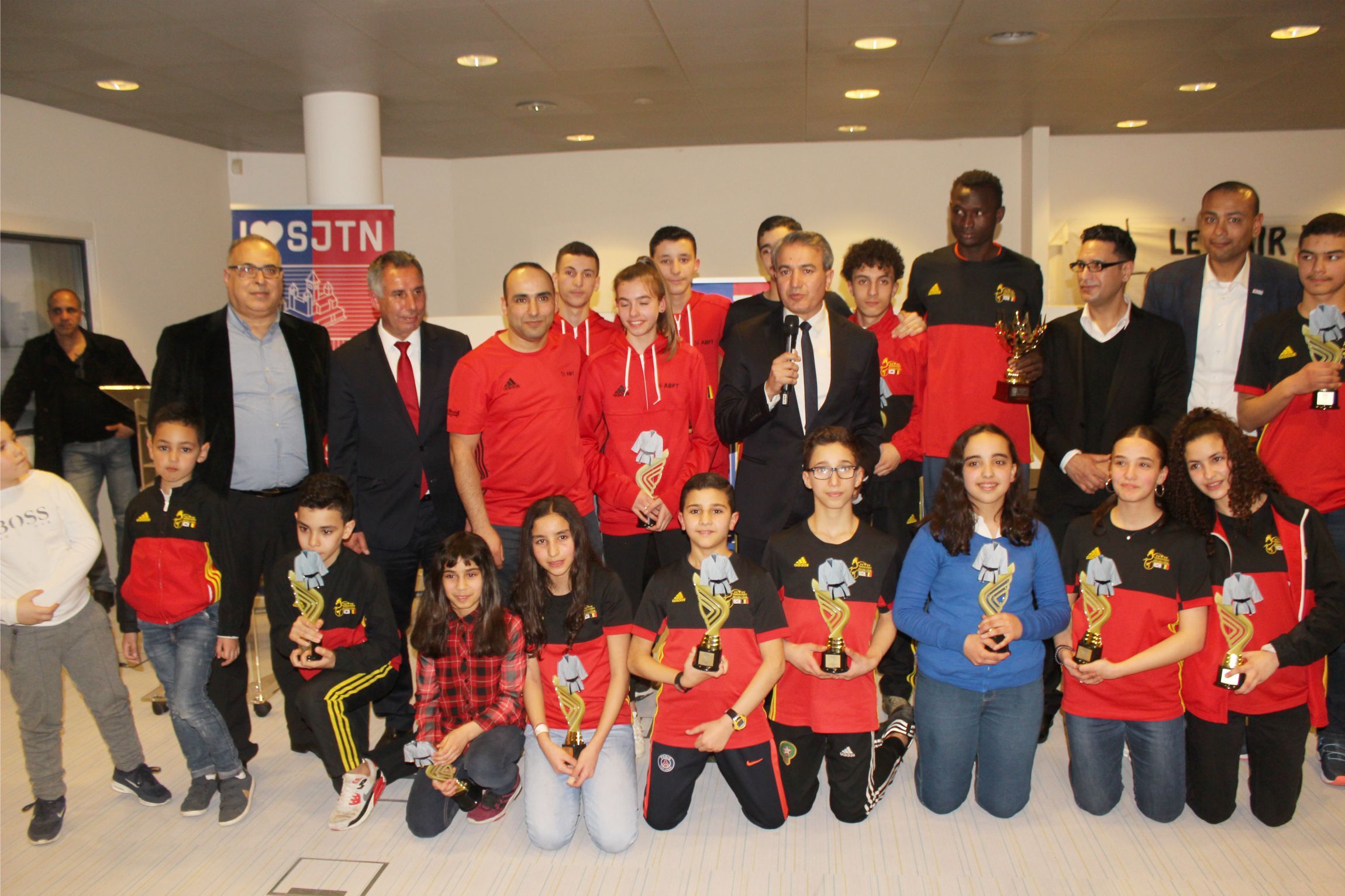 BAŞKAN KIR, BAŞARILI SPORCULARI ÖDÜLLENDİRDİ