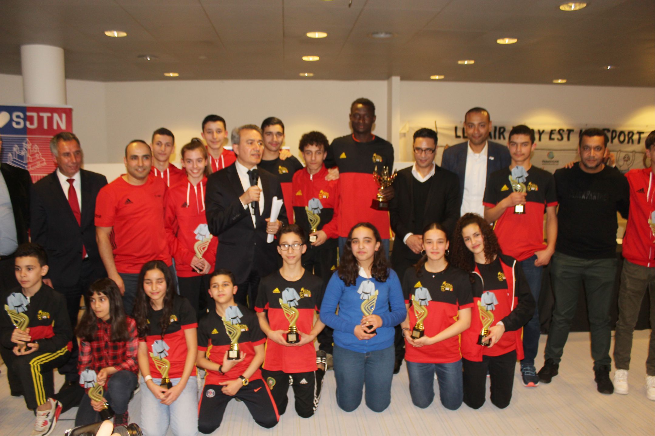 BAŞKAN KIR, BAŞARILI SPORCULARI ÖDÜLLENDİRDİ