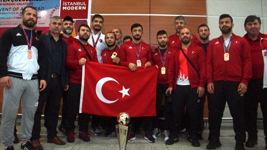 Milli güreşçiler 'madalyalarla' yurda döndü