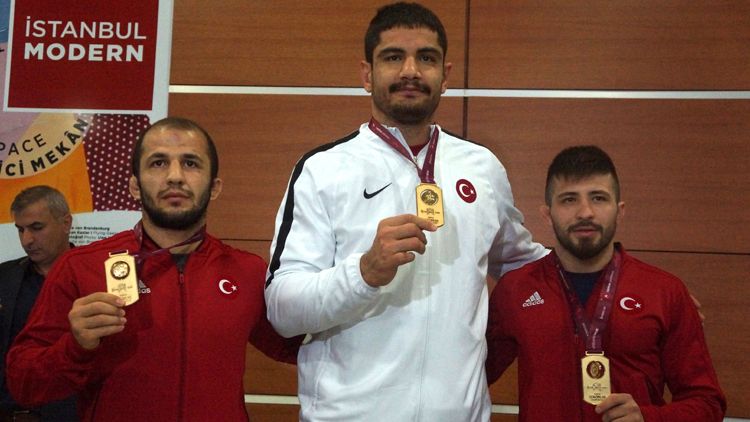 Milli güreşçiler 'madalyalarla' yurda döndü