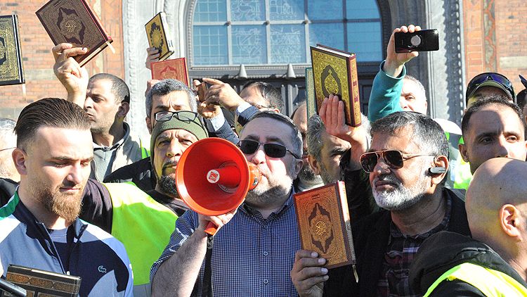 Danimarka'da Müslümanlardan Kur'ana ve kutsal kitaplara saygı yürüyüşü