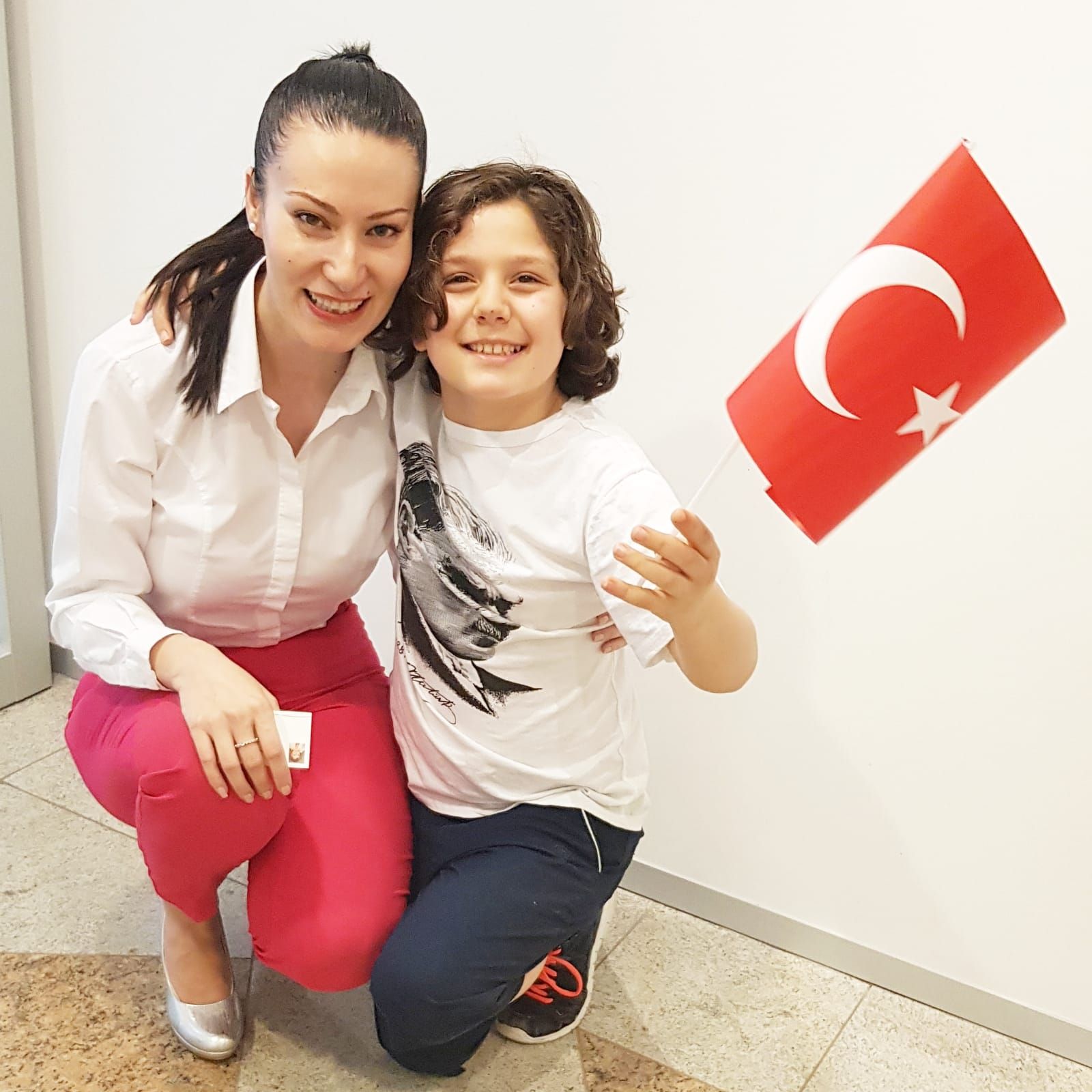 Mazbatanın alınmasından sonra CHP'den ilk yerel seçim kutlaması Brüksel'de CHP Avrupa Birliği Temsilciliği'nde yapıldı
