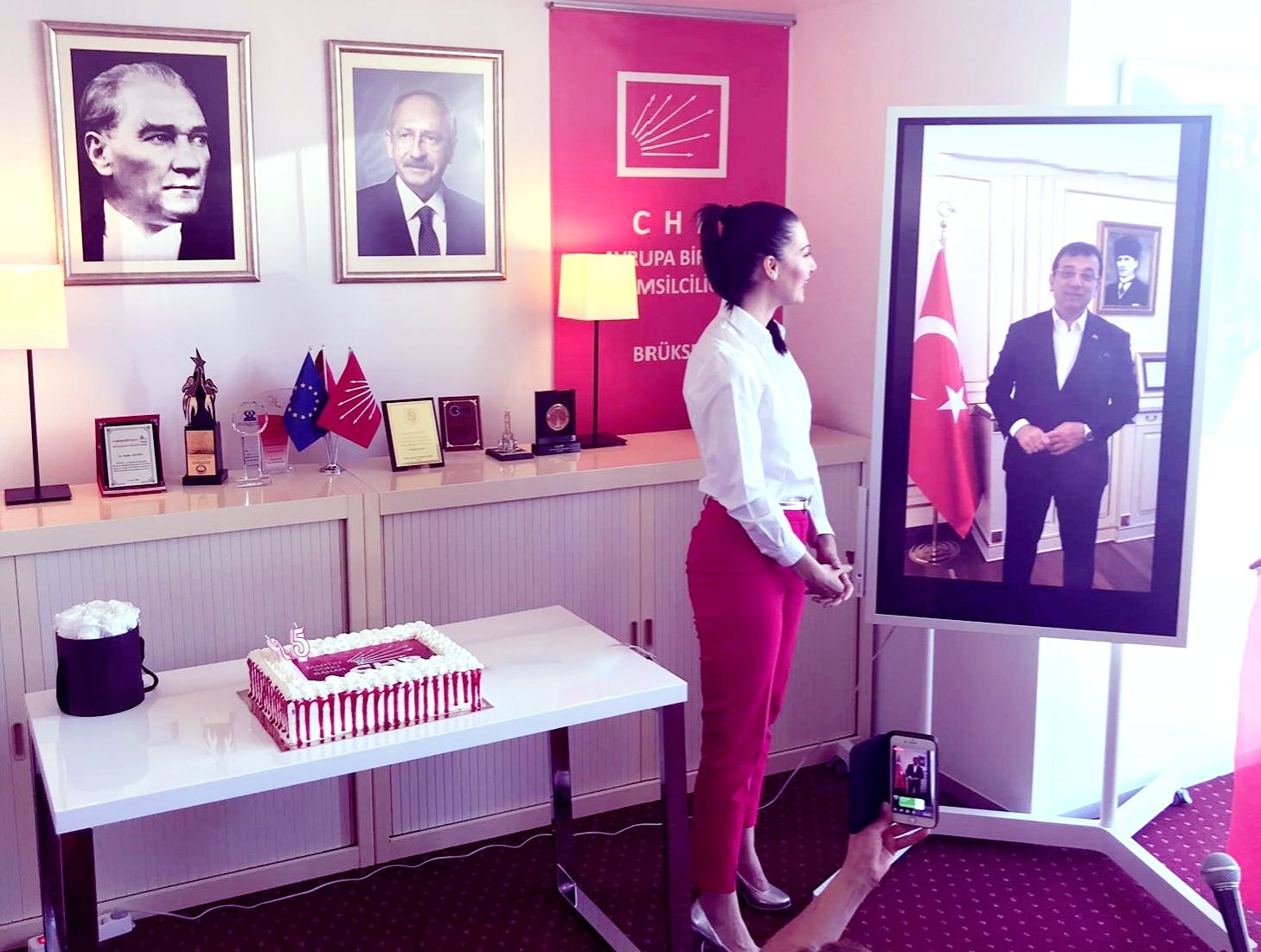 Mazbatanın alınmasından sonra CHP'den ilk yerel seçim kutlaması Brüksel'de CHP Avrupa Birliği Temsilciliği'nde yapıldı