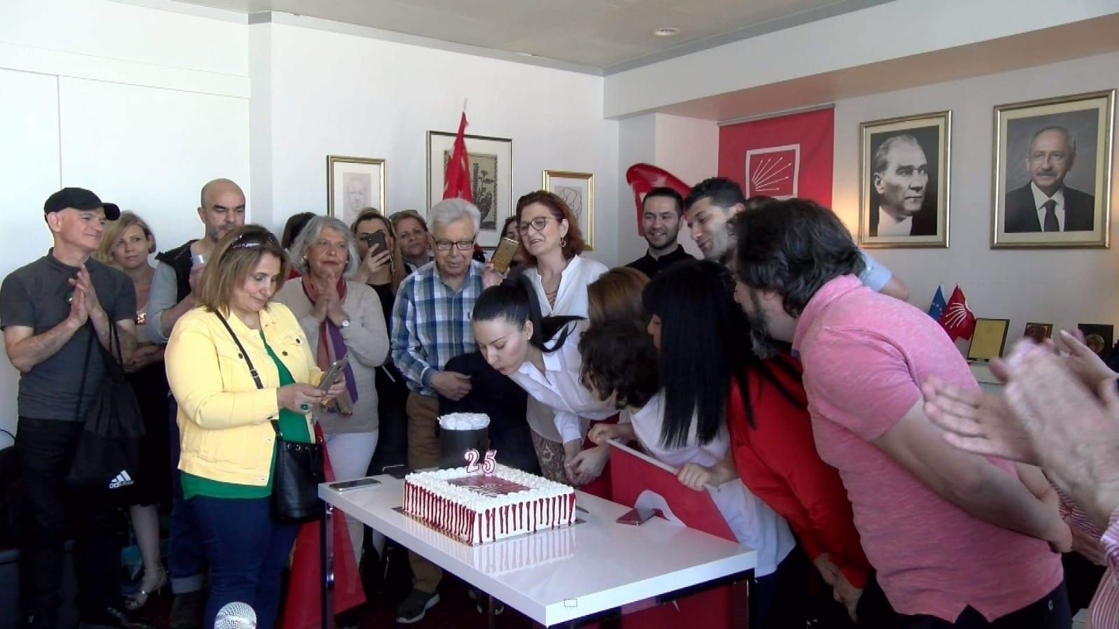 Mazbatanın alınmasından sonra CHP'den ilk yerel seçim kutlaması Brüksel'de CHP Avrupa Birliği Temsilciliği'nde yapıldı