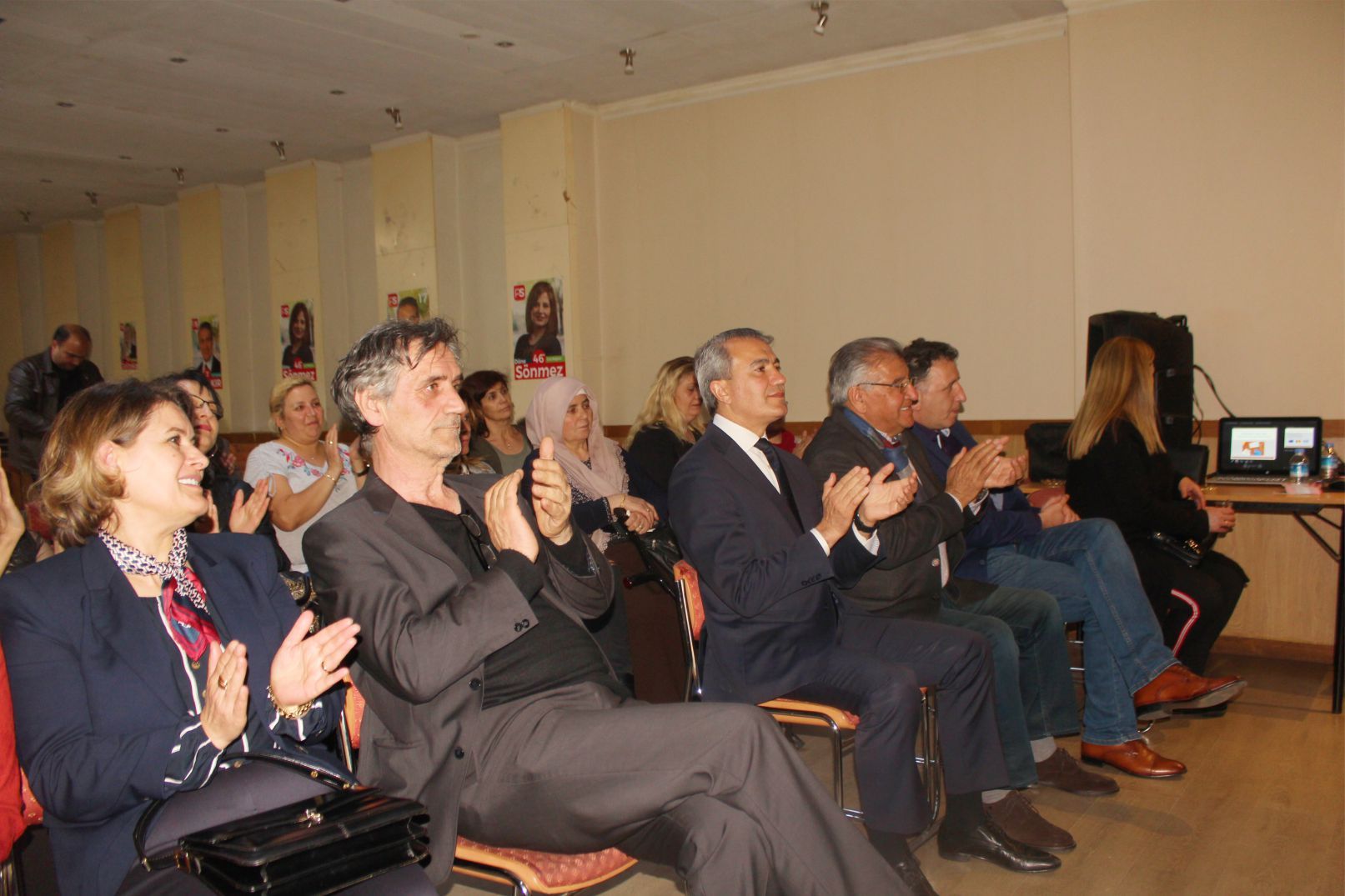 ~~DÖNE SÖNMEZ, SEÇİMDE NASIL OY KULLANILMASI HAKKINDA VATANDAŞLARI BİLGİLENDİRDİ