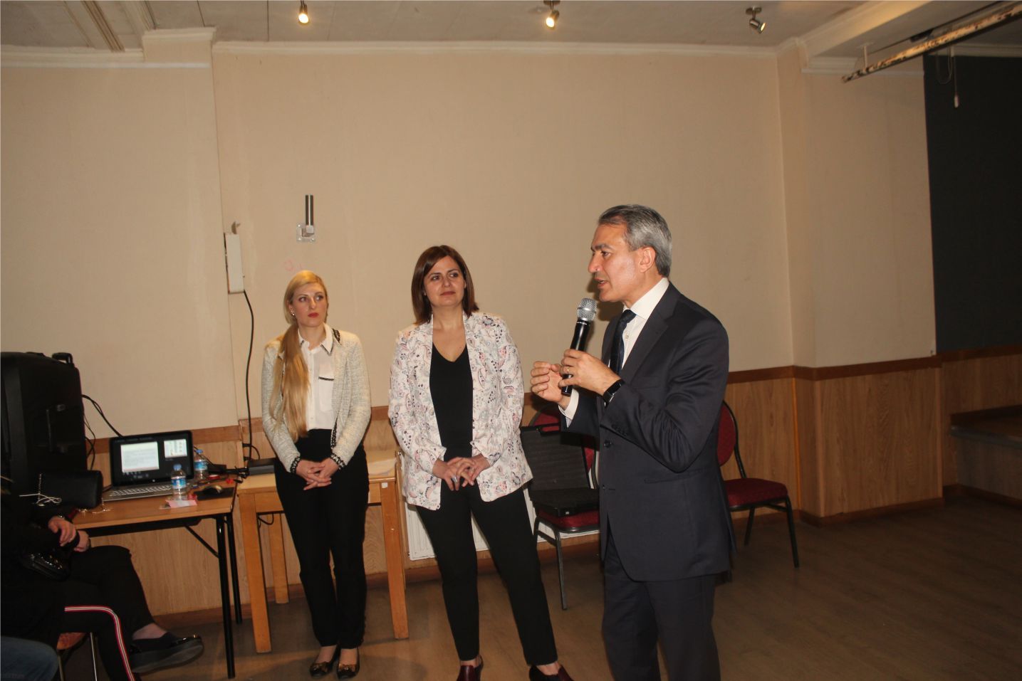 ~~DÖNE SÖNMEZ, SEÇİMDE NASIL OY KULLANILMASI HAKKINDA VATANDAŞLARI BİLGİLENDİRDİ