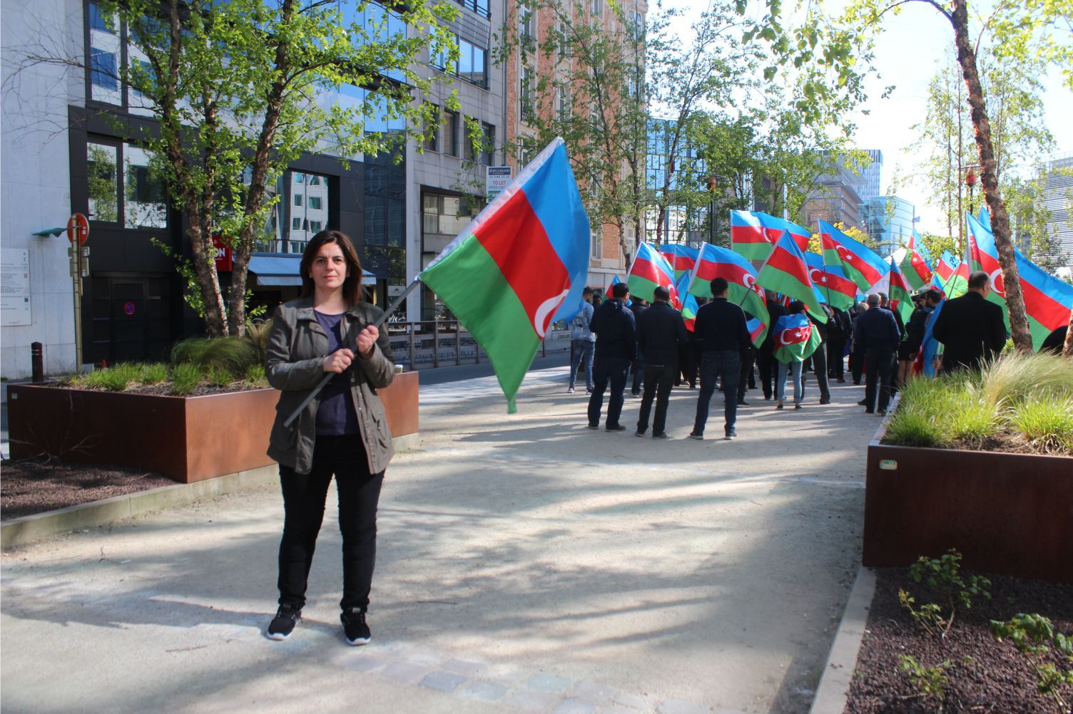 ~~AZERBAYCANLILARDAN  AVRUPAâ€™NIN  BAŞKENTİ BRÜKSELâ€™DEN CUMHURBAŞKANI İLHAM ALİYEVâ€™E  DESTEK GÖSTERİSİ