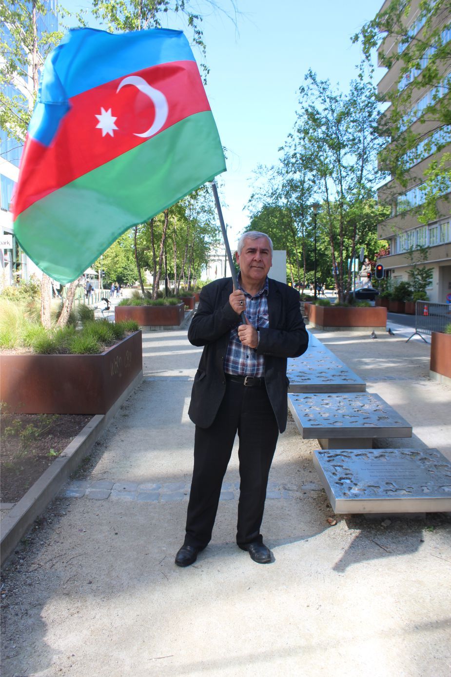 ~~AZERBAYCANLILARDAN  AVRUPAâ€™NIN  BAŞKENTİ BRÜKSELâ€™DEN CUMHURBAŞKANI İLHAM ALİYEVâ€™E  DESTEK GÖSTERİSİ