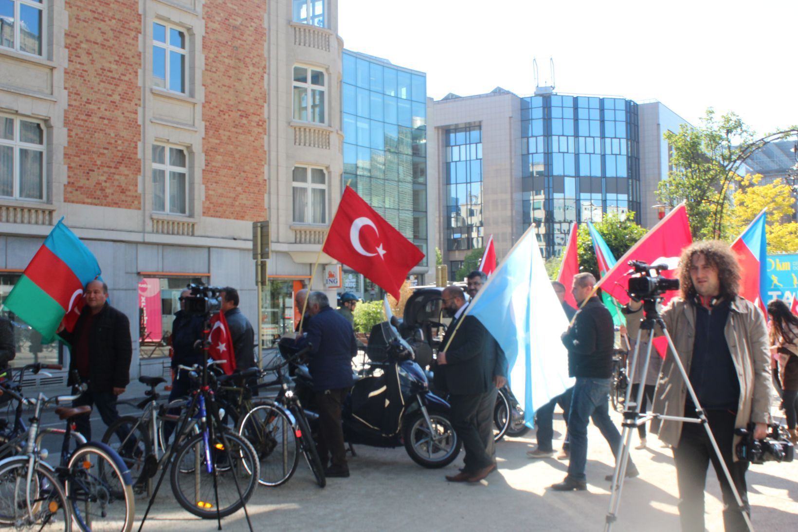 ~~AZERBAYCANLILARDAN  AVRUPAâ€™NIN  BAŞKENTİ BRÜKSELâ€™DEN CUMHURBAŞKANI İLHAM ALİYEVâ€™E  DESTEK GÖSTERİSİ
