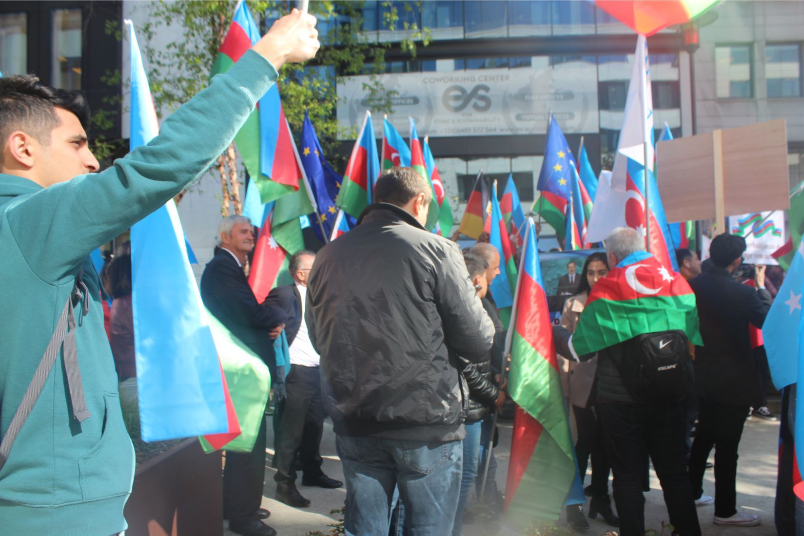 ~~AZERBAYCANLILARDAN  AVRUPAâ€™NIN  BAŞKENTİ BRÜKSELâ€™DEN CUMHURBAŞKANI İLHAM ALİYEVâ€™E  DESTEK GÖSTERİSİ
