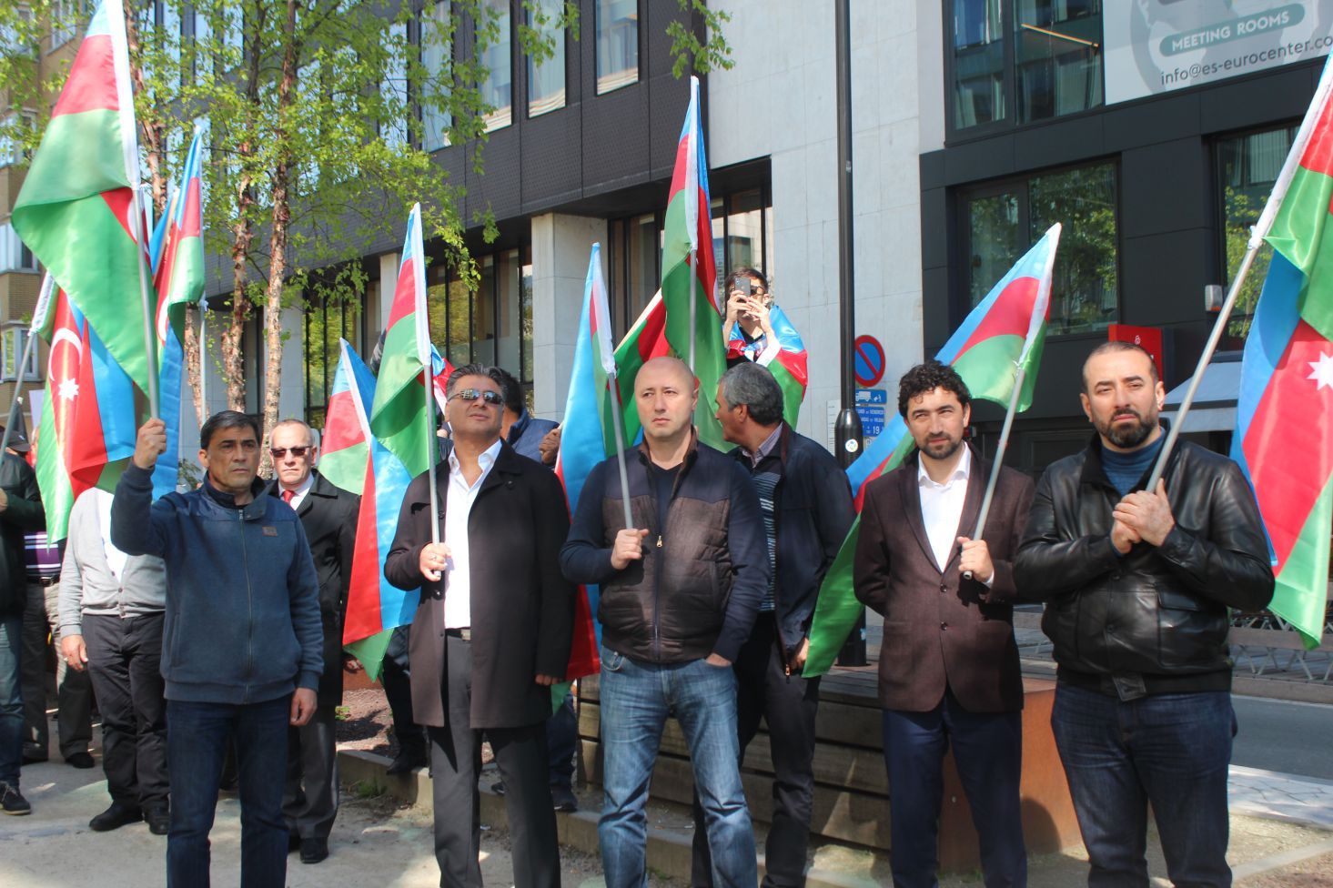 ~~AZERBAYCANLILARDAN  AVRUPAâ€™NIN  BAŞKENTİ BRÜKSELâ€™DEN CUMHURBAŞKANI İLHAM ALİYEVâ€™E  DESTEK GÖSTERİSİ