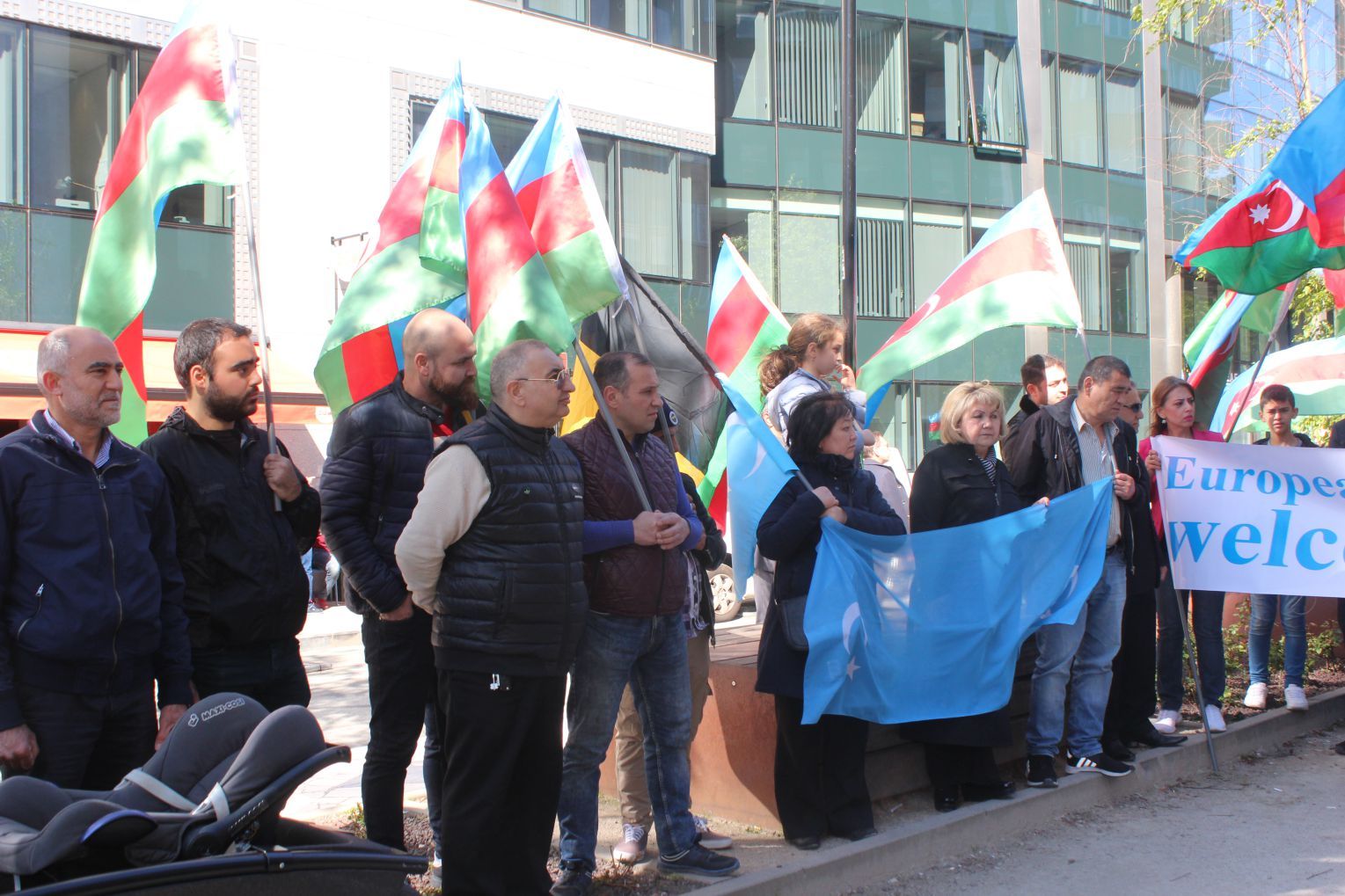 ~~AZERBAYCANLILARDAN  AVRUPAâ€™NIN  BAŞKENTİ BRÜKSELâ€™DEN CUMHURBAŞKANI İLHAM ALİYEVâ€™E  DESTEK GÖSTERİSİ