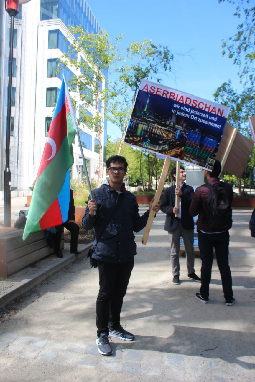 ~~AZERBAYCANLILARDAN  AVRUPAâ€™NIN  BAŞKENTİ BRÜKSELâ€™DEN CUMHURBAŞKANI İLHAM ALİYEVâ€™E  DESTEK GÖSTERİSİ