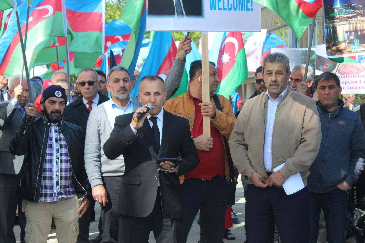 ~~AZERBAYCANLILARDAN  AVRUPAâ€™NIN  BAŞKENTİ BRÜKSELâ€™DEN CUMHURBAŞKANI İLHAM ALİYEVâ€™E  DESTEK GÖSTERİSİ