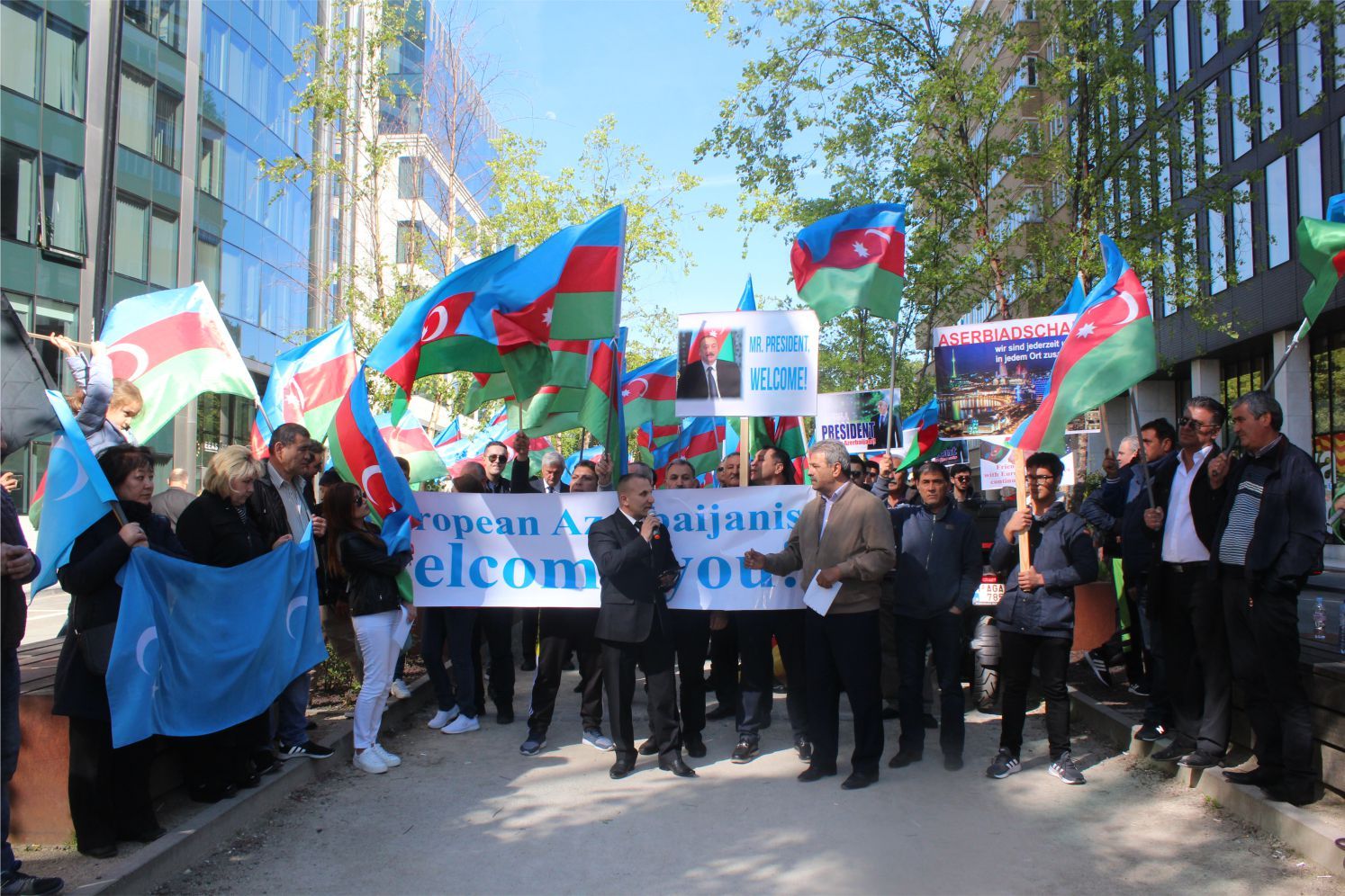 ~~AZERBAYCANLILARDAN  AVRUPAâ€™NIN  BAŞKENTİ BRÜKSELâ€™DEN CUMHURBAŞKANI İLHAM ALİYEVâ€™E  DESTEK GÖSTERİSİ
