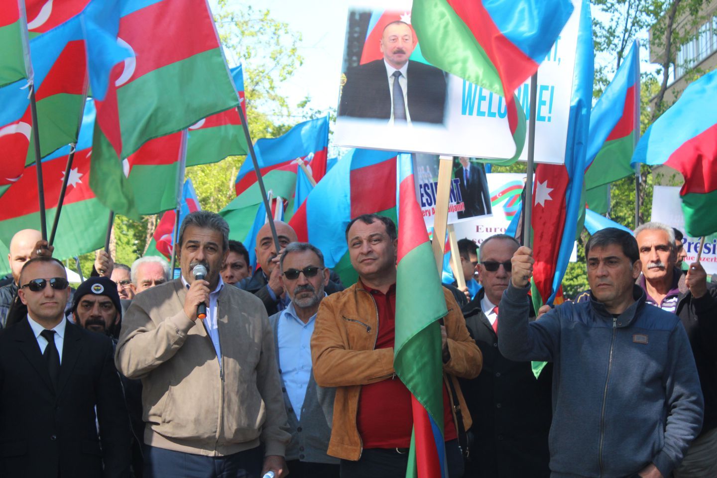 ~~AZERBAYCANLILARDAN  AVRUPAâ€™NIN  BAŞKENTİ BRÜKSELâ€™DEN CUMHURBAŞKANI İLHAM ALİYEVâ€™E  DESTEK GÖSTERİSİ