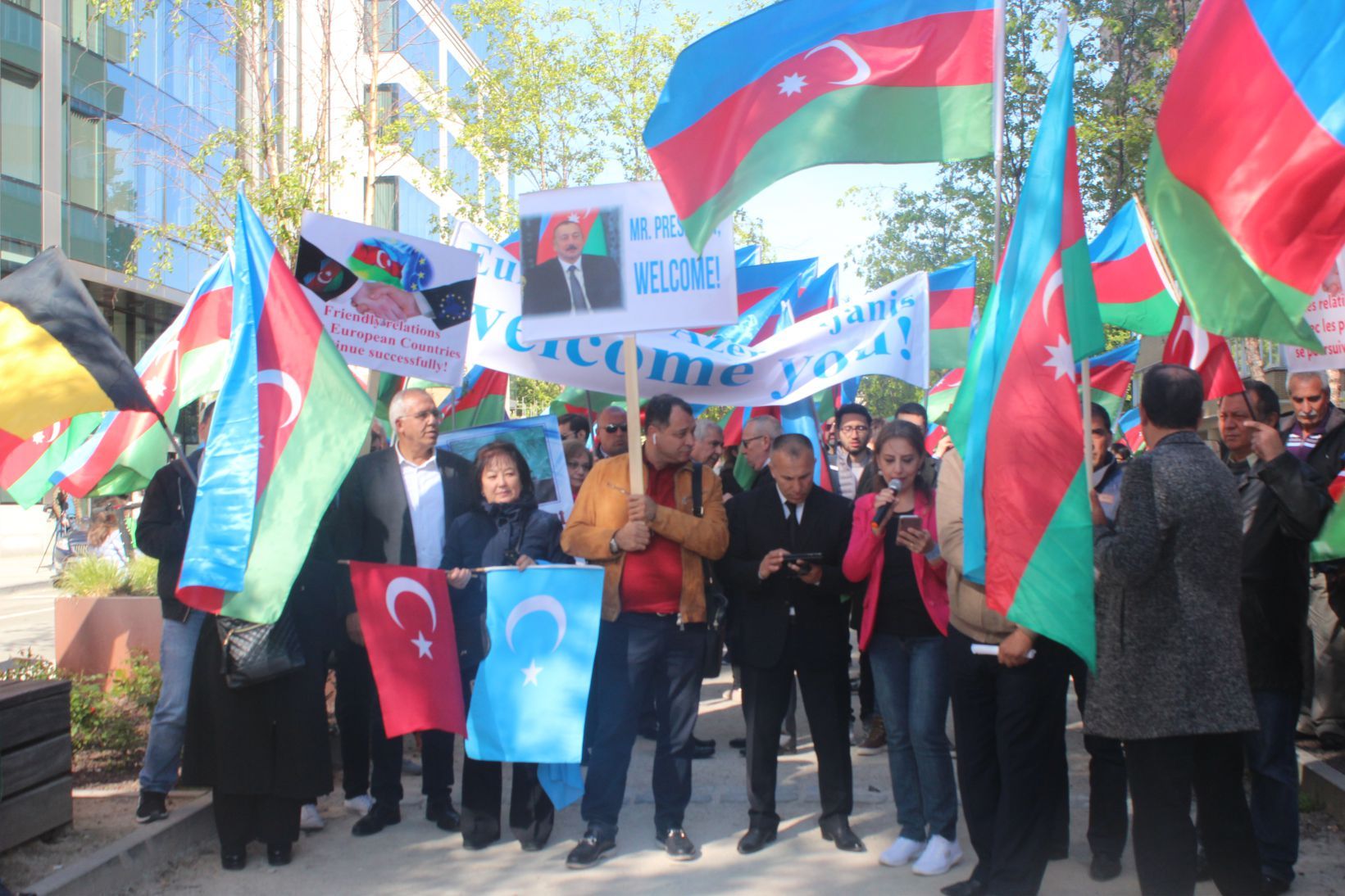 ~~AZERBAYCANLILARDAN  AVRUPAâ€™NIN  BAŞKENTİ BRÜKSELâ€™DEN CUMHURBAŞKANI İLHAM ALİYEVâ€™E  DESTEK GÖSTERİSİ