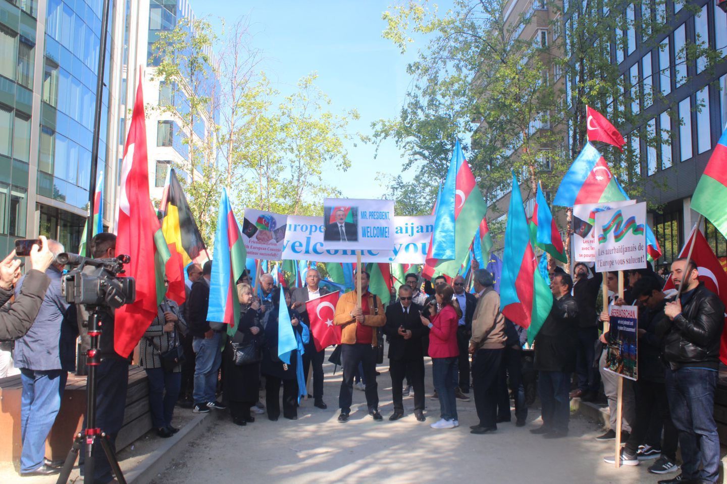 ~~AZERBAYCANLILARDAN  AVRUPAâ€™NIN  BAŞKENTİ BRÜKSELâ€™DEN CUMHURBAŞKANI İLHAM ALİYEVâ€™E  DESTEK GÖSTERİSİ