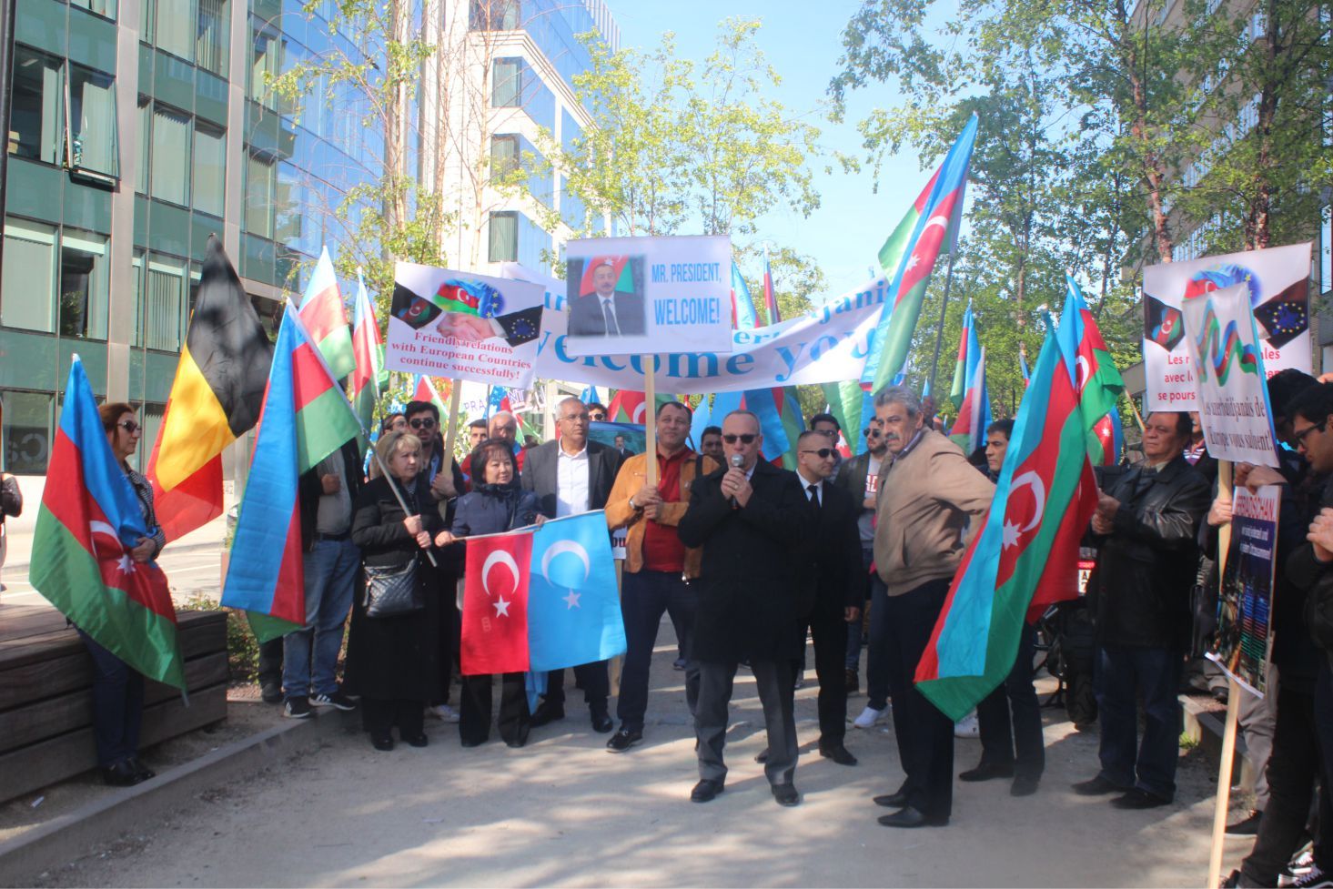 ~~AZERBAYCANLILARDAN  AVRUPAâ€™NIN  BAŞKENTİ BRÜKSELâ€™DEN CUMHURBAŞKANI İLHAM ALİYEVâ€™E  DESTEK GÖSTERİSİ