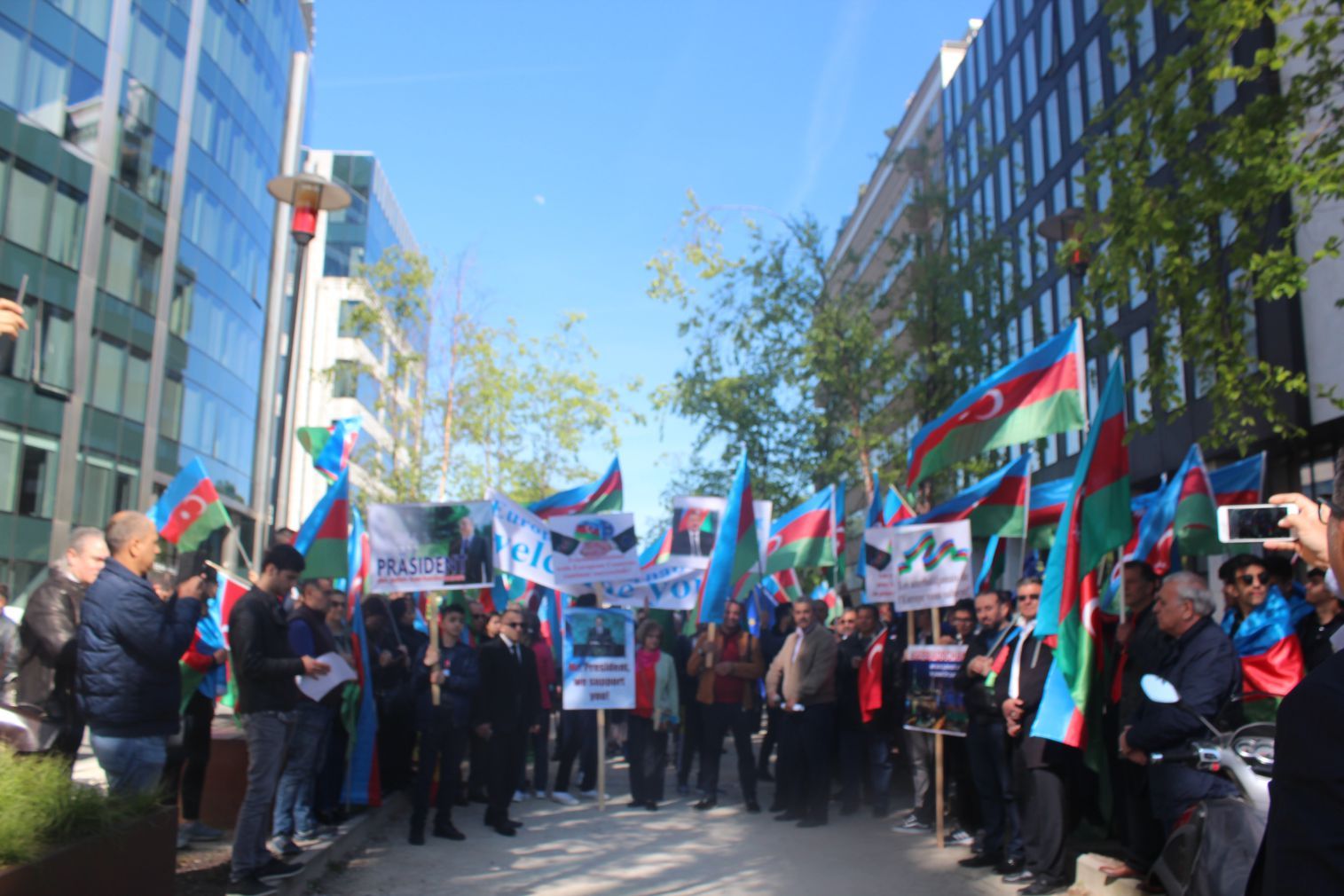 ~~AZERBAYCANLILARDAN  AVRUPAâ€™NIN  BAŞKENTİ BRÜKSELâ€™DEN CUMHURBAŞKANI İLHAM ALİYEVâ€™E  DESTEK GÖSTERİSİ